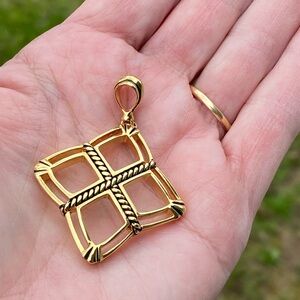 🌺 NWOT: LIA SOPHIA PENDANT